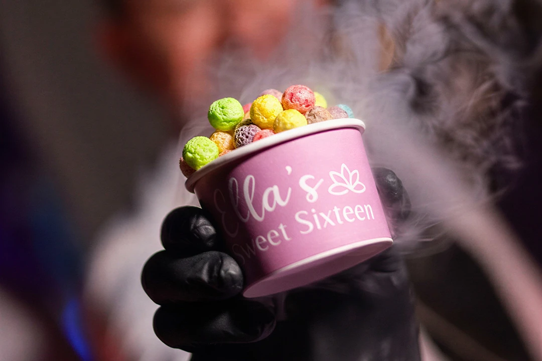 Cereales que se sumergen en nitrógeno líquido, alcanzando una temperatura baja y al introducirlo en la boca genera un divertido efecto