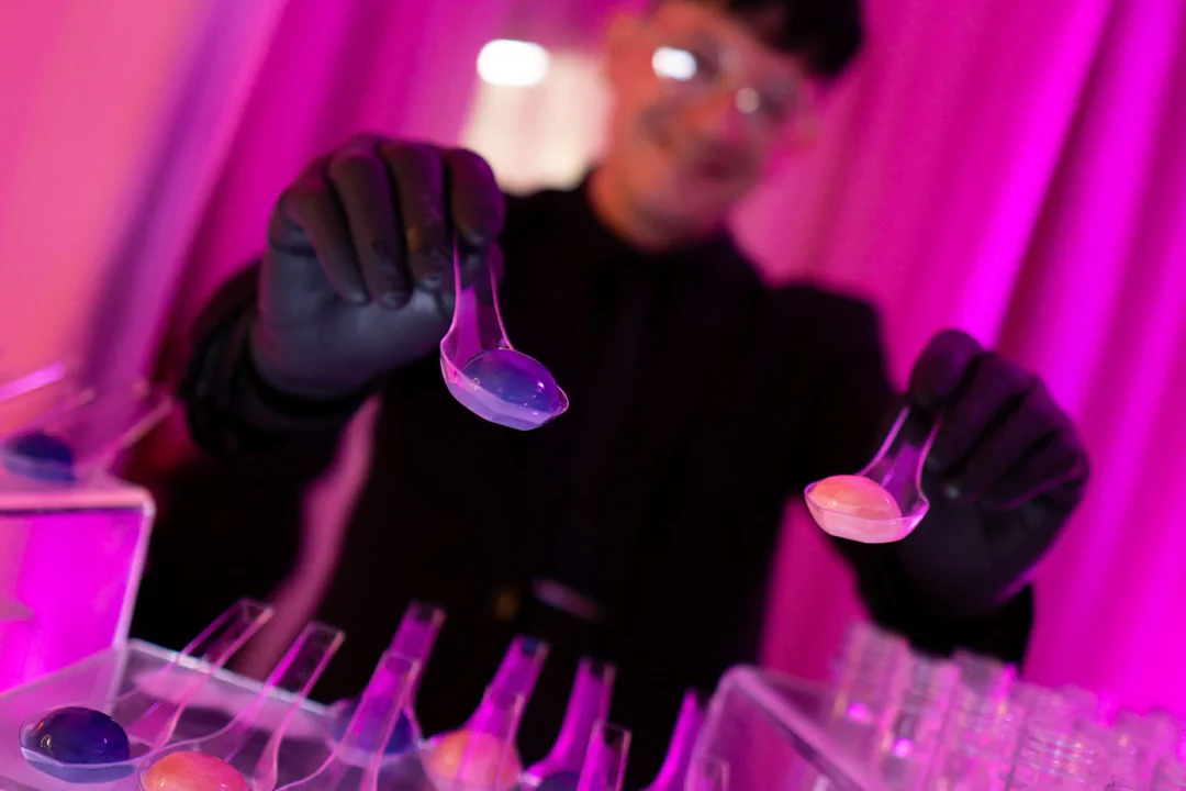 Servicio de cócteles encapsulados en una fina capa de gelatina vegetal, completamente líquidos por dentro, que al introducirlos en la boca explotan liberando todo su sabor. Se sirven en cucharillas transparentes